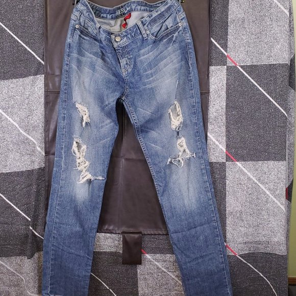 distressed GUESS Jeans - Picture 1 of 9